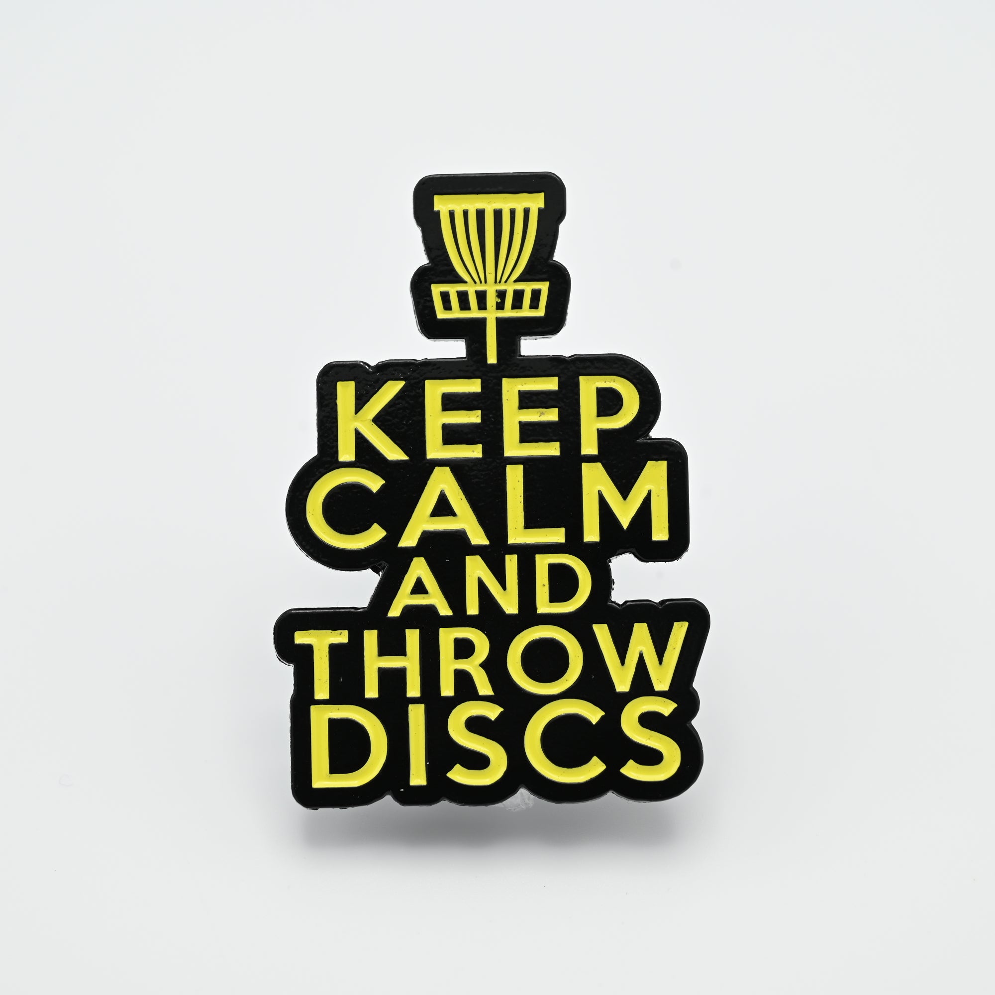 Discgolf pin with a discgolf basket and the text keep calm and throw discs