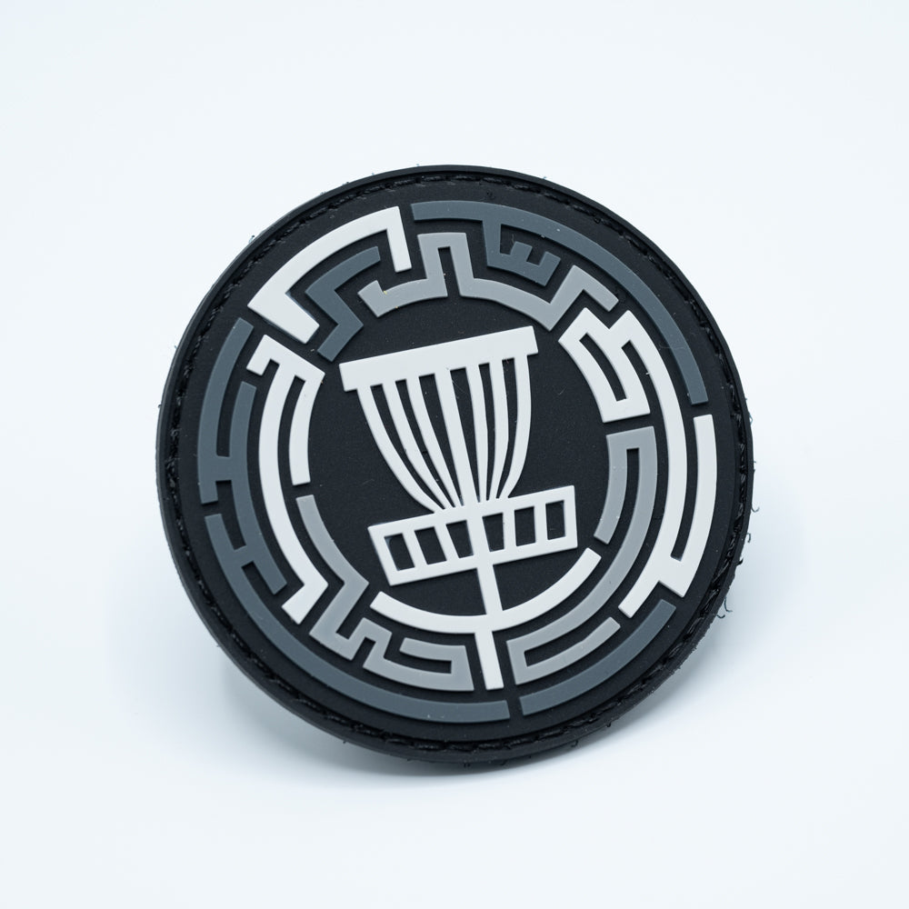 Discgolf patch in pvc with a disc golf basket and a maze around it