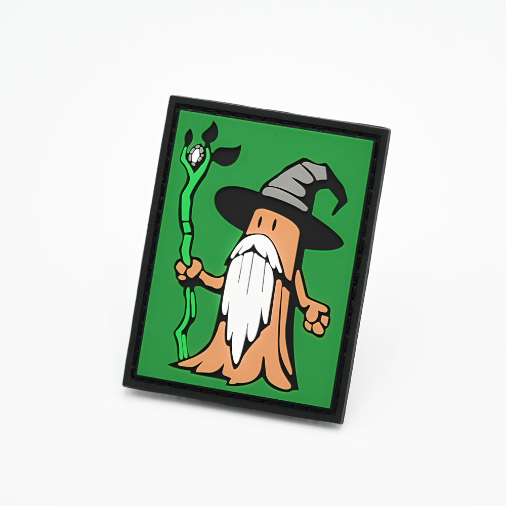 Discgolf patch in pvc with a tree holding a staff and the tree also got a beard and a hat