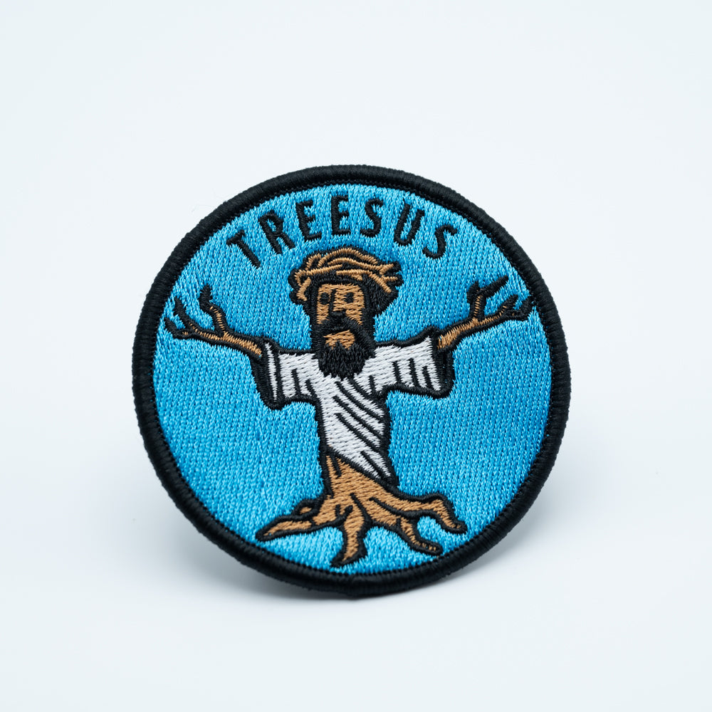 Discgolf patch with a tree looking like jesus and the text TREESUS