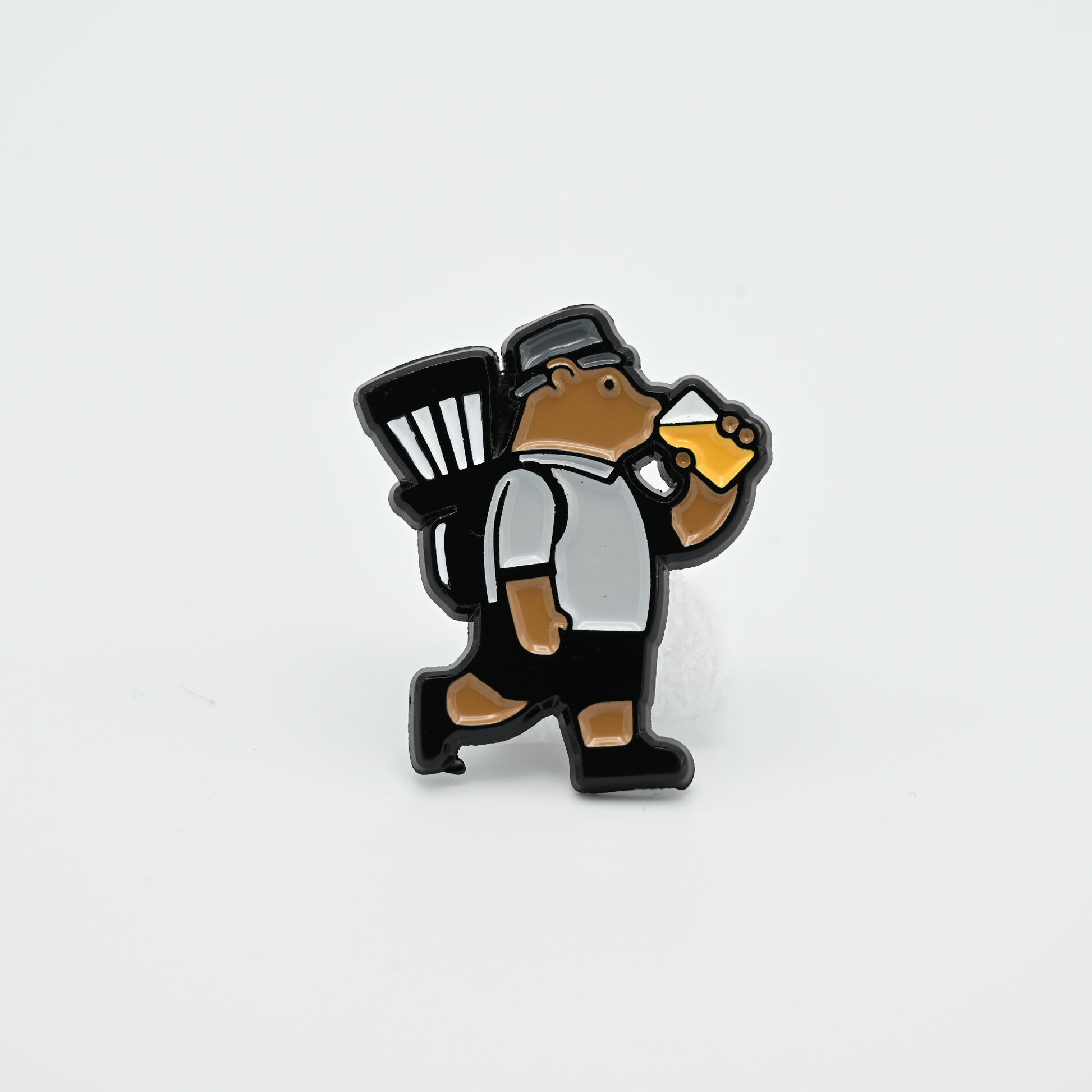 Discgolf pin with a bear drinking beer with a discgolf basket on his back