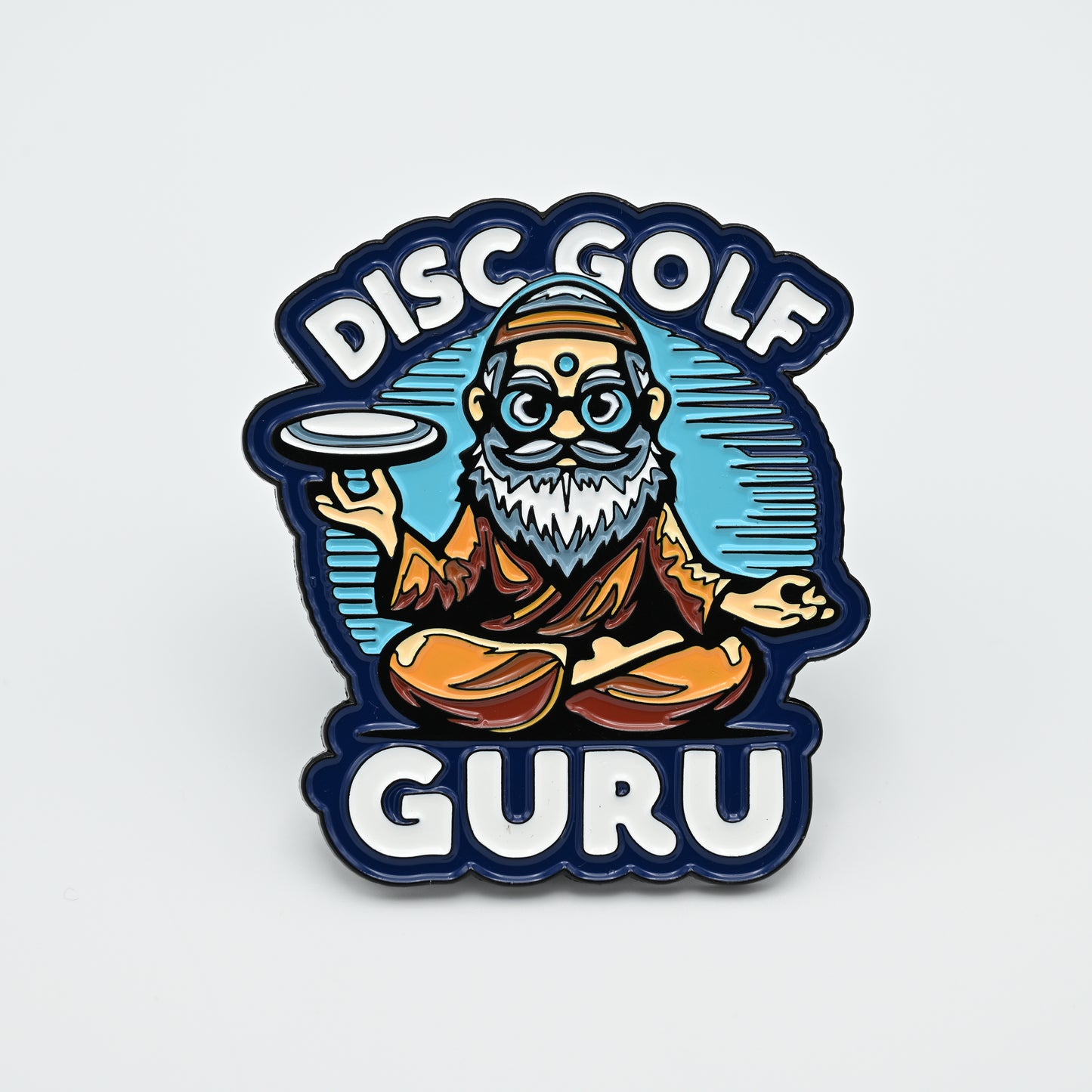 Discgolf pin with the text Disc Golf Guru and a old man spinning a discgolf with his right hand looking like a discgolf guru