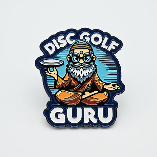 Discgolf pin with the text Disc Golf Guru and a old man spinning a discgolf with his right hand looking like a discgolf guru