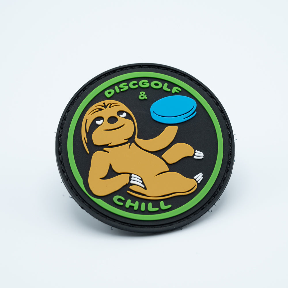 Discgolf patch in pvc with a sloth holding a discgolf disc and the text disc golf and chill