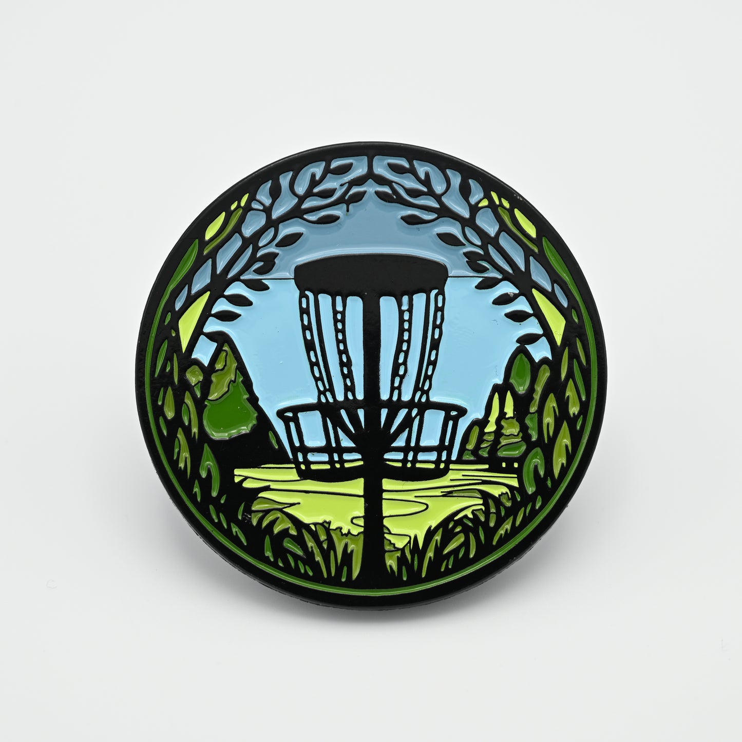 Discgolf pin with a discgolf basket and some trees in the background