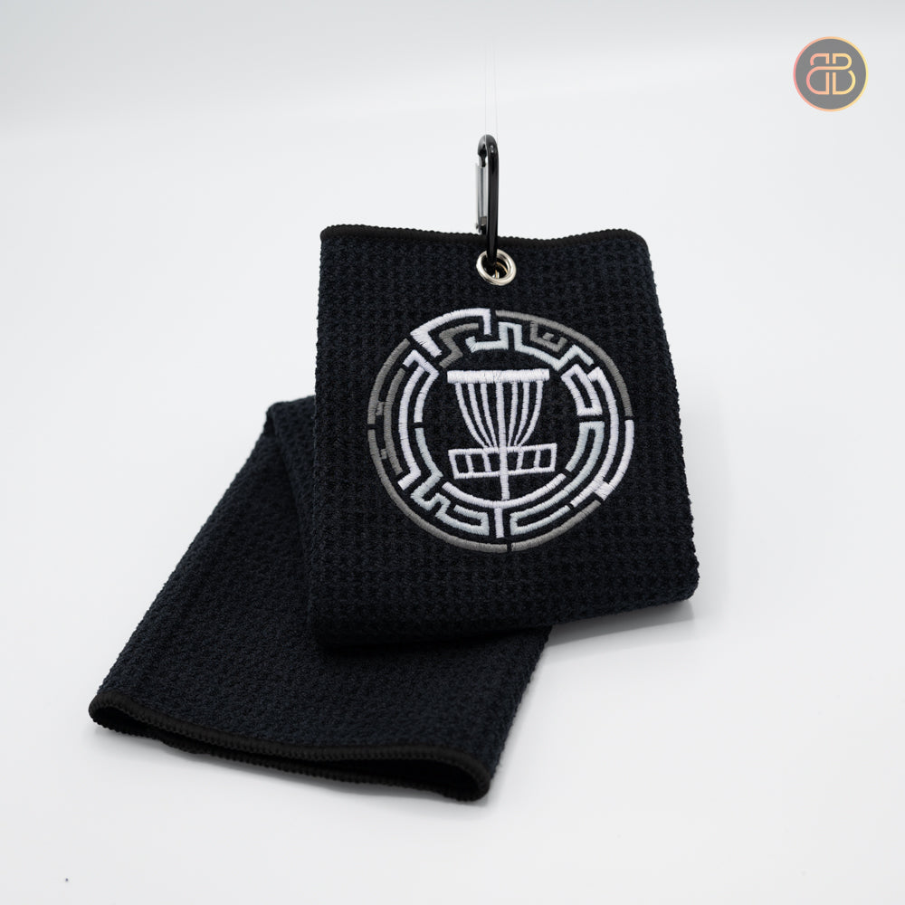Discgolf towel with a maze and a discgolf basket in the middle
