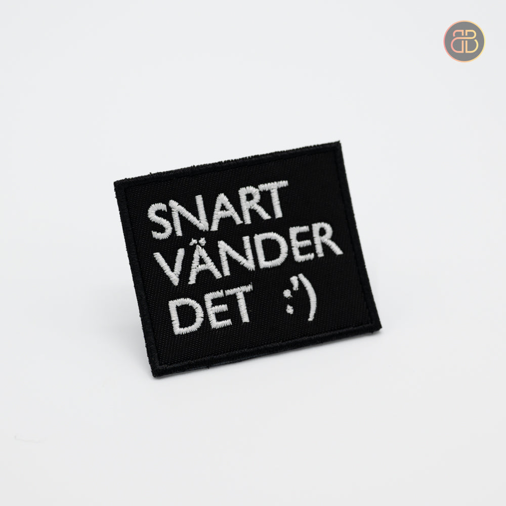 Disgolf patch with the text Snart vänder det and a smiley