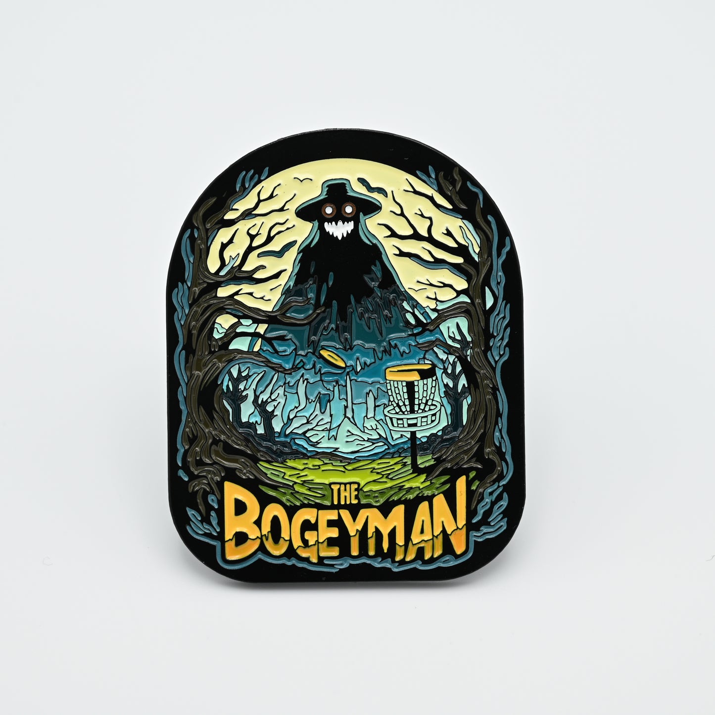 Discgolf pin with The Bogeyman standing in the background and a discgolf disc flying towards the discgolf basket