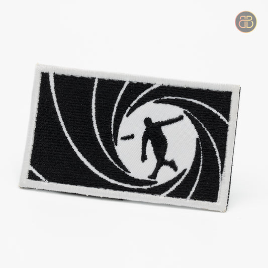 Discgolf patch in white and black with a human being throwing a discgolf