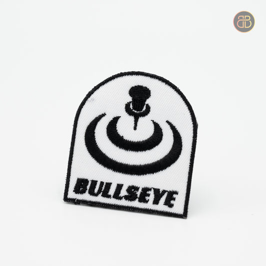 Discgolf patch with the text bullseye and a discgolf basket