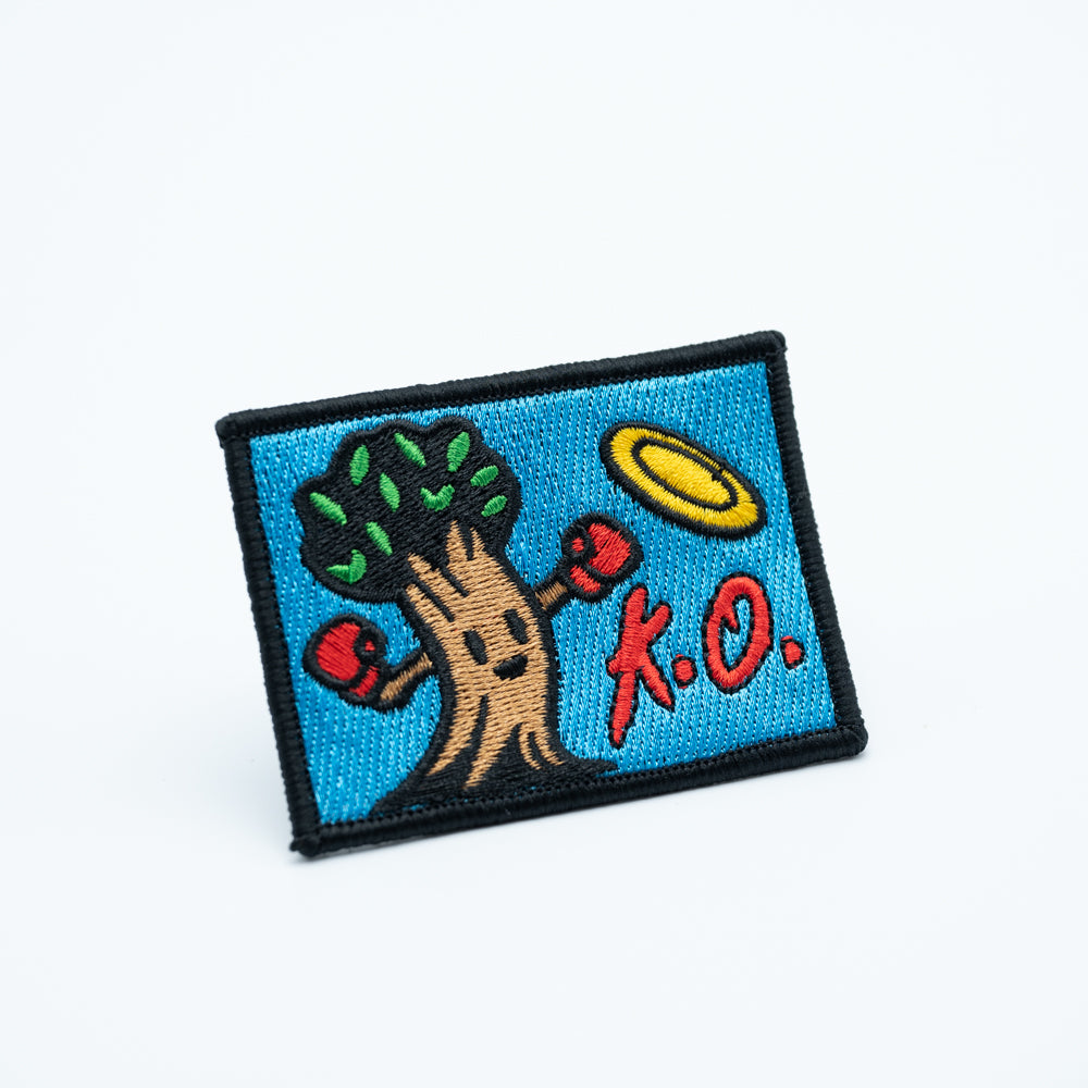 Discgolf patch, a tree hitting a discgolf disc and the text "k.o"
