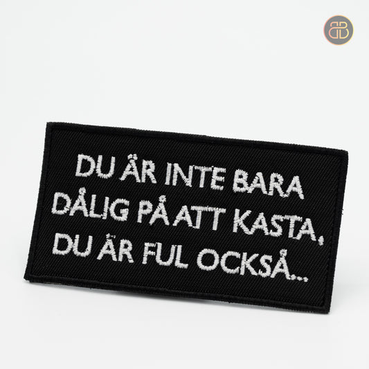 Discgolf patch with the text DU ÄR INTE BARA DÅLIG PÅ ATT KASTA DU ÄR FUL OCKSÅ