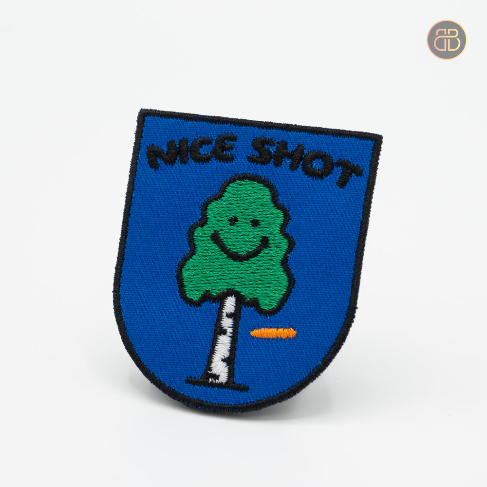 Discgolf patch and a tree saying nice shot when a discgolf disc flyes into it