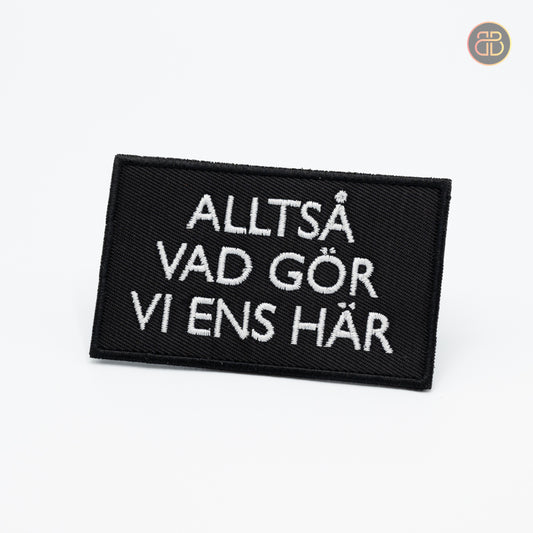 Discgolf patch with the text Alltså Vad Gör vi ens här