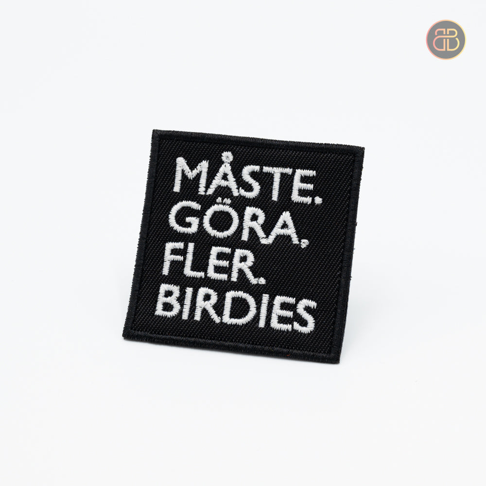 Discgolf patch with the text Måste. Göra. Fler. Birdies