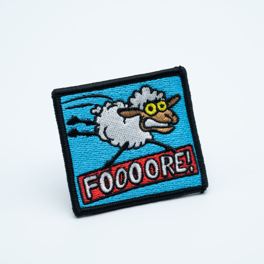 Discgolf patch with a sheep and a sign with the text "FOOOORE!"